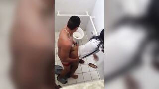 Il guardone spia coppia che scopa nei bagni