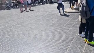 Esibizionista italiana va a zonzo senza slip