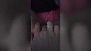 La sua fregna è già bagnata fradicia al desiderio del cazzo