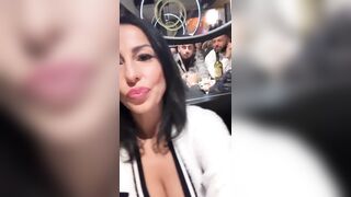 Al ristorante con questa vecchia troia