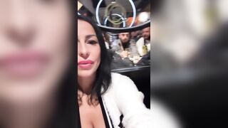 Al ristorante con questa vecchia troia