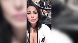 Al ristorante con questa vecchia troia