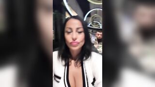 Al ristorante con questa vecchia troia