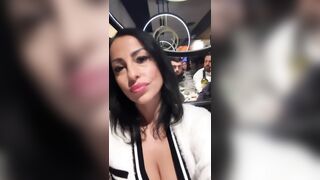 Anteprima del video: Al ristorante con questa vecchia troia