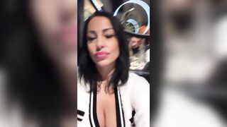 Al ristorante con questa vecchia troia