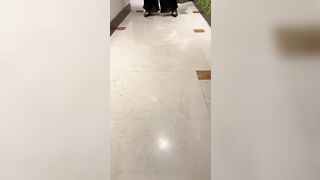 Influencer famosa strip su OF