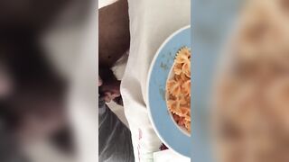 La moglie del mio amico mi spompina sotto il tavolo