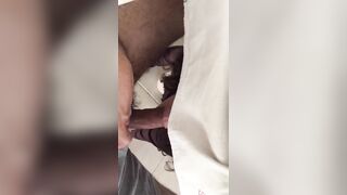 La moglie del mio amico mi spompina sotto il tavolo