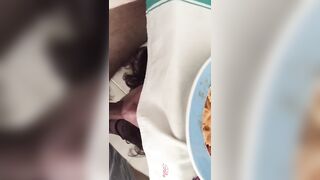 La moglie del mio amico mi spompina sotto il tavolo