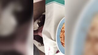 La moglie del mio amico mi spompina sotto il tavolo