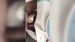 La moglie del mio amico mi spompina sotto il tavolo