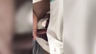 La moglie del mio amico mi spompina sotto il tavolo