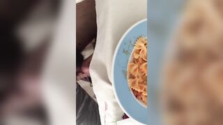 La moglie del mio amico mi spompina sotto il tavolo