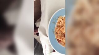 Anteprima del video: La moglie del mio amico mi spompina sotto il tavolo