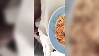 La moglie del mio amico mi spompina sotto il tavolo