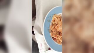 La moglie del mio amico mi spompina sotto il tavolo