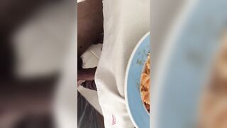 La moglie del mio amico mi spompina sotto il tavolo