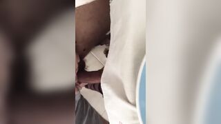 La moglie del mio amico mi spompina sotto il tavolo