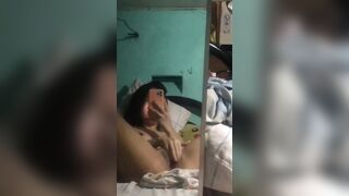 Teen si filma col cellulare mentre si sditalina