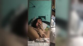 Teen si filma col cellulare mentre si sditalina