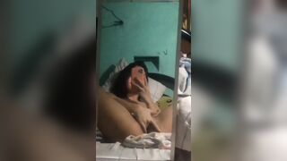 Teen si filma col cellulare mentre si sditalina