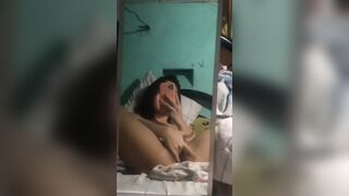 Teen si filma col cellulare mentre si sditalina