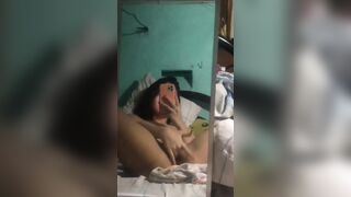 Teen si filma col cellulare mentre si sditalina