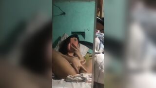 Teen si filma col cellulare mentre si sditalina