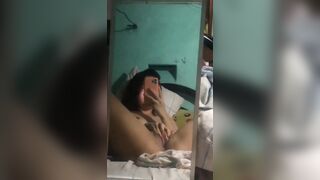 Teen si filma col cellulare mentre si sditalina