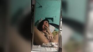 Anteprima del video: Teen si filma col cellulare mentre si sditalina