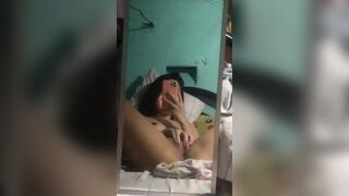 Teen si filma col cellulare mentre si sditalina