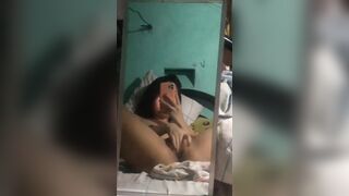 Teen si filma col cellulare mentre si sditalina