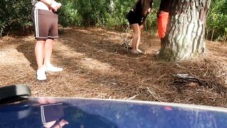 Zoccola pompinara succhia davanti al suo cornuto