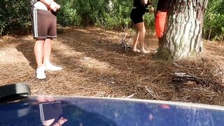 Zoccola pompinara succhia davanti al suo cornuto