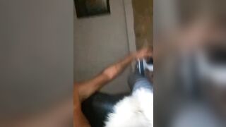 Sua moglie succhia un bel cazzo davanti a lui