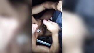 Mia moglie fa una sega e spompa il cazzo al guardone