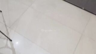 Il cornuto fa un bel regalo di compleanno a sua moglie !