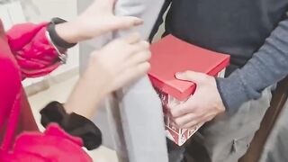 Il cornuto fa un bel regalo di compleanno a sua moglie !