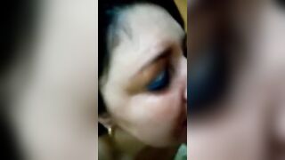 Il cornuto chiama mentre lei spompina