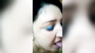 Il cornuto chiama mentre lei spompina