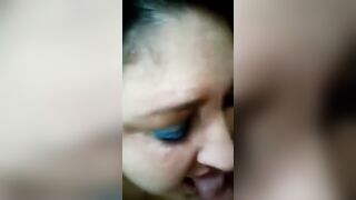 Il cornuto chiama mentre lei spompina