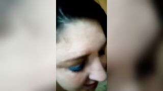 Il cornuto chiama mentre lei spompina