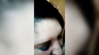 Il cornuto chiama mentre lei spompina