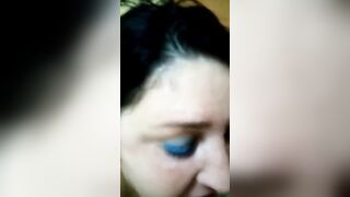 Il cornuto chiama mentre lei spompina