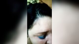 Il cornuto chiama mentre lei spompina