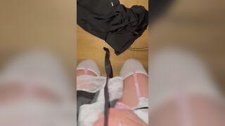 Il marito frocio la guarda spompinare