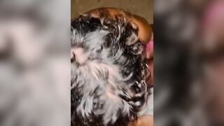 Due mogli troie condividono lo stesso cazzone