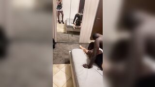 Cornuto gay travestito da ragazza guarda la moglie trombare