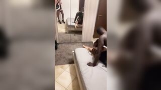 Cornuto gay travestito da ragazza guarda la moglie trombare