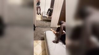 Cornuto gay travestito da ragazza guarda la moglie trombare